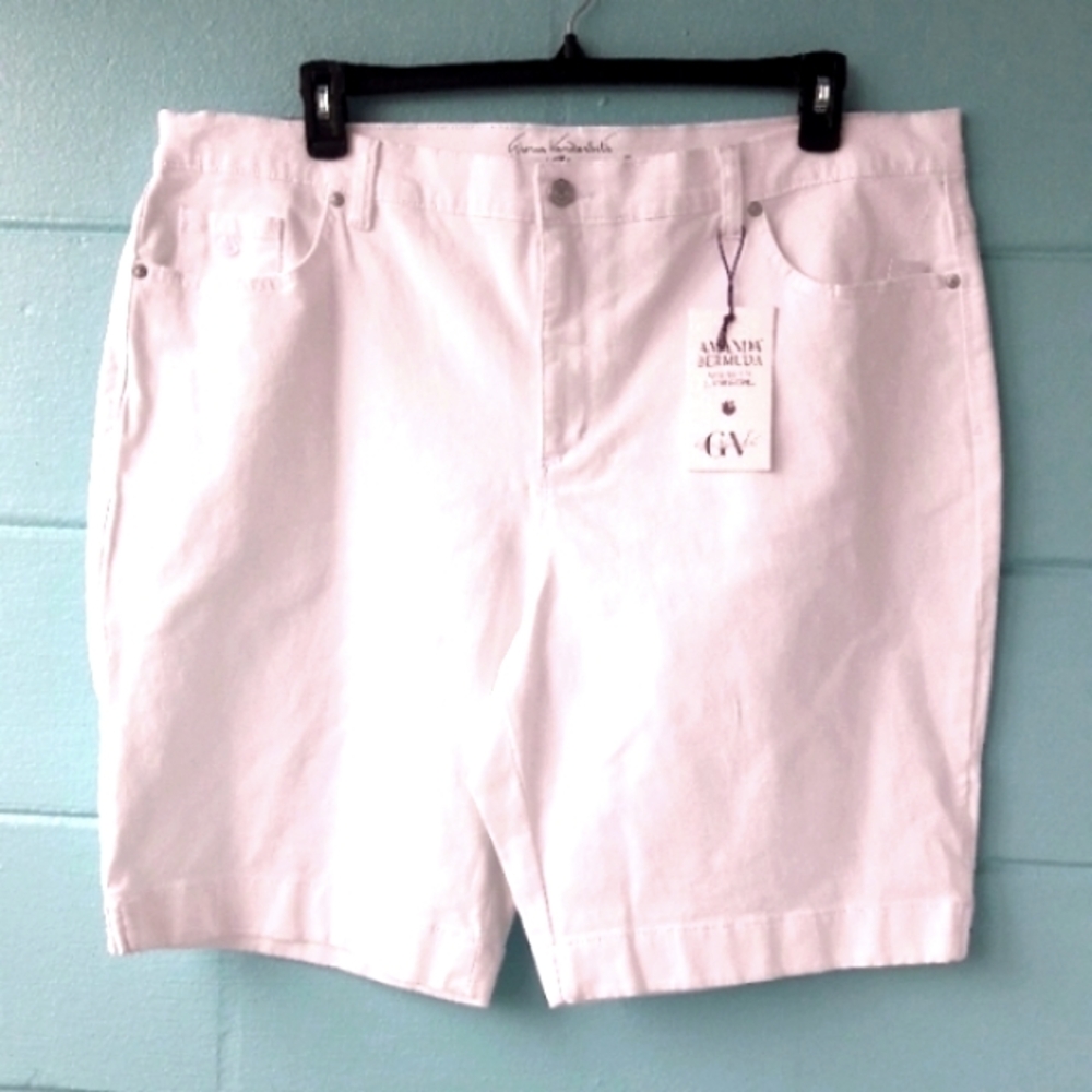 NWT "Gloria Vanderbilt" Amanda Bermuda Denim  Shorts Size 20W and 24W